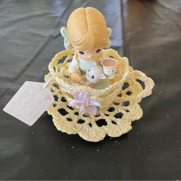Precious Moments Yellow and Cream Figurine 2004 Avon exclusive - Picture 1 of 3